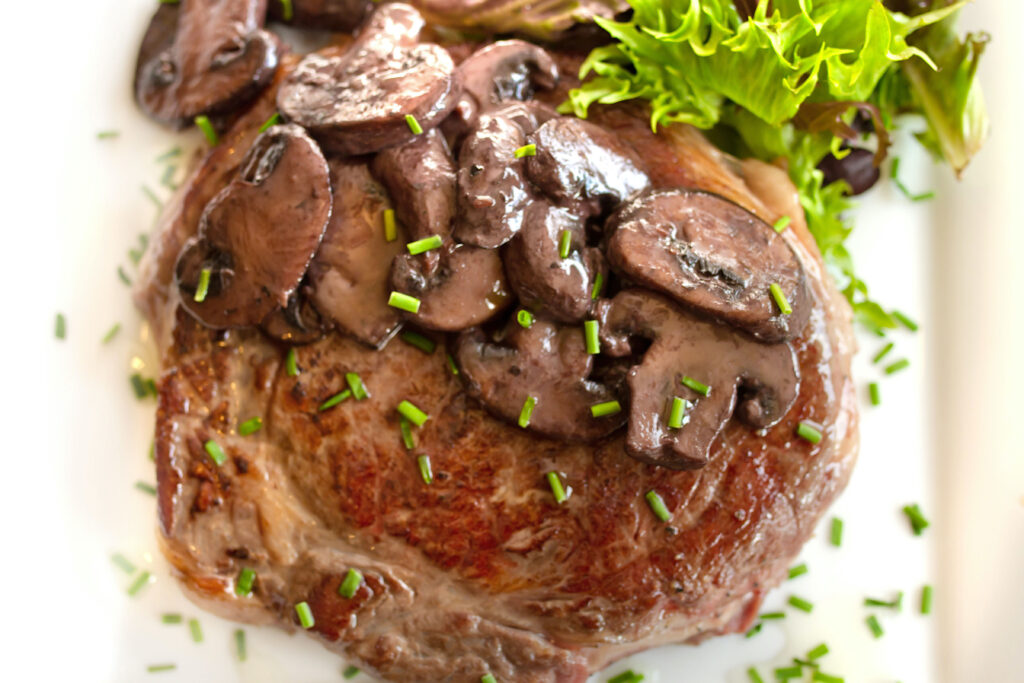 ribeye met champignons en gemengde salade 1 1