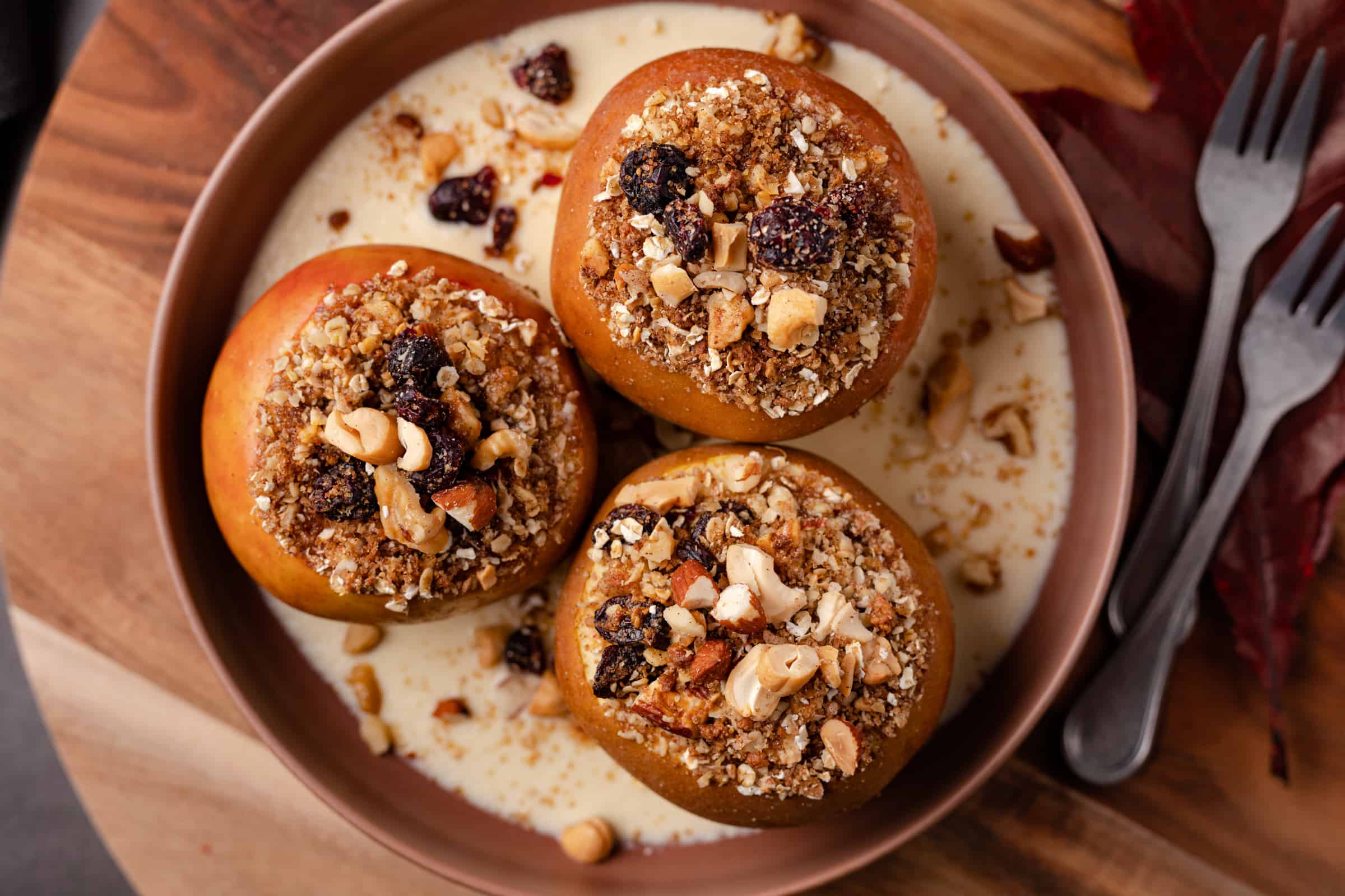 Appelbollen met noten, spijs en custard