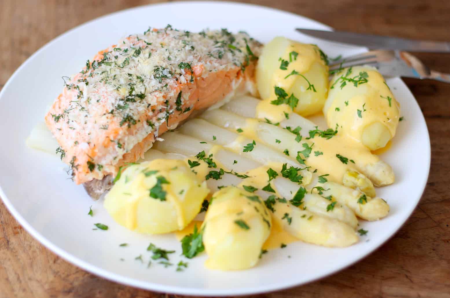 asperges-met-zalm-en-hollandaisesaus-1
