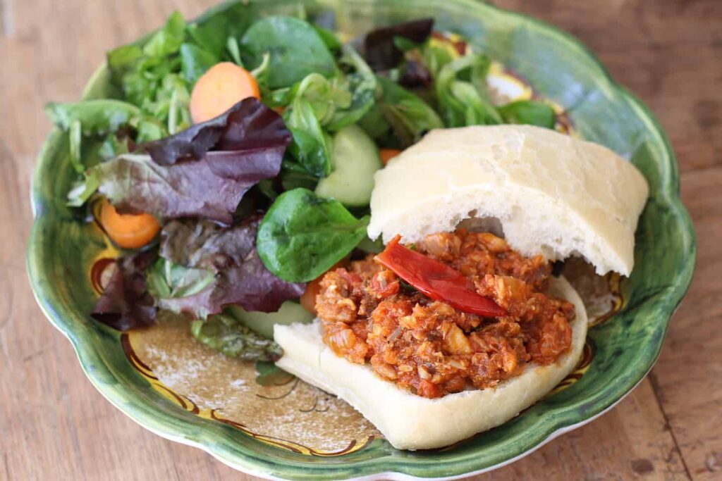 Broodje sardines met salade