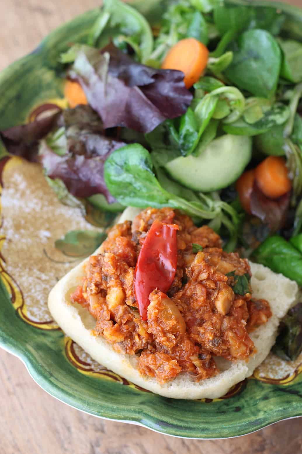 Broodje sardines met salade
