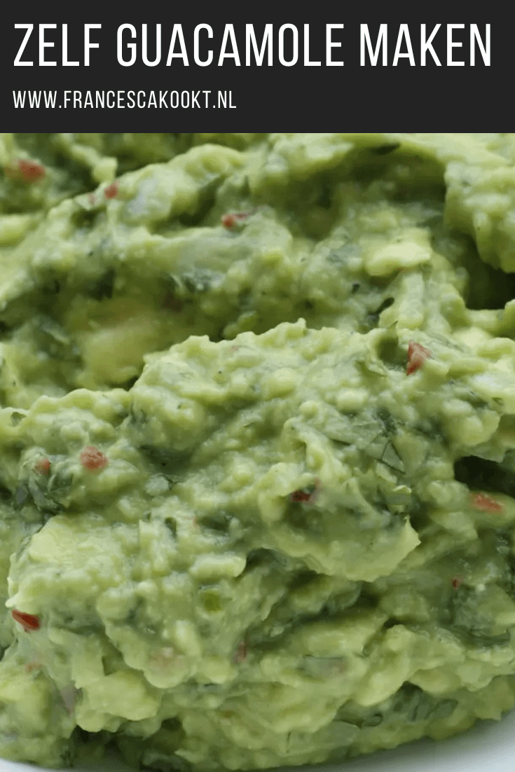 Zelf guacamole maken is heel makkelijk en leuk om te doen. De dip past overal bij. Lekker bij nacho's maar ook bij bijvoorbeeld Mexicaanse recepten. Verse guacamole is echt het lekkerst. Breng het op smaak met o.a. wat ui, knoflook en limoen. Een handig recept voor als je weinig voorbereidingstijd hebt op verjaardagen bijvoorbeeld. Lees het recept op mijn website Francesca Kookt. | guacamole recept | guacamole recept makkelijk | guacamole recept gezond