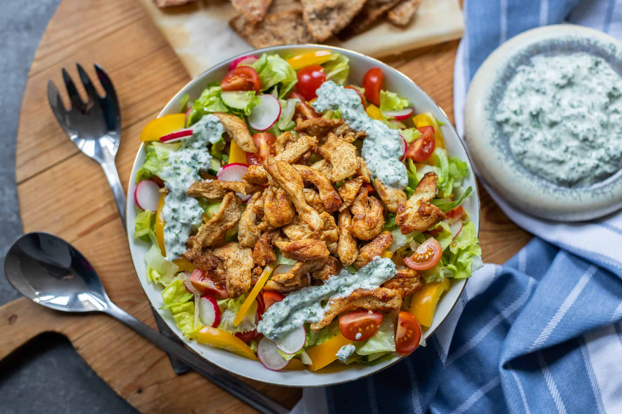 kipshoarma salade met yoghurtdressing en pitachips 1 6