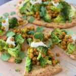 naanpizza met broccoli kikkererwten en hummus 1 4