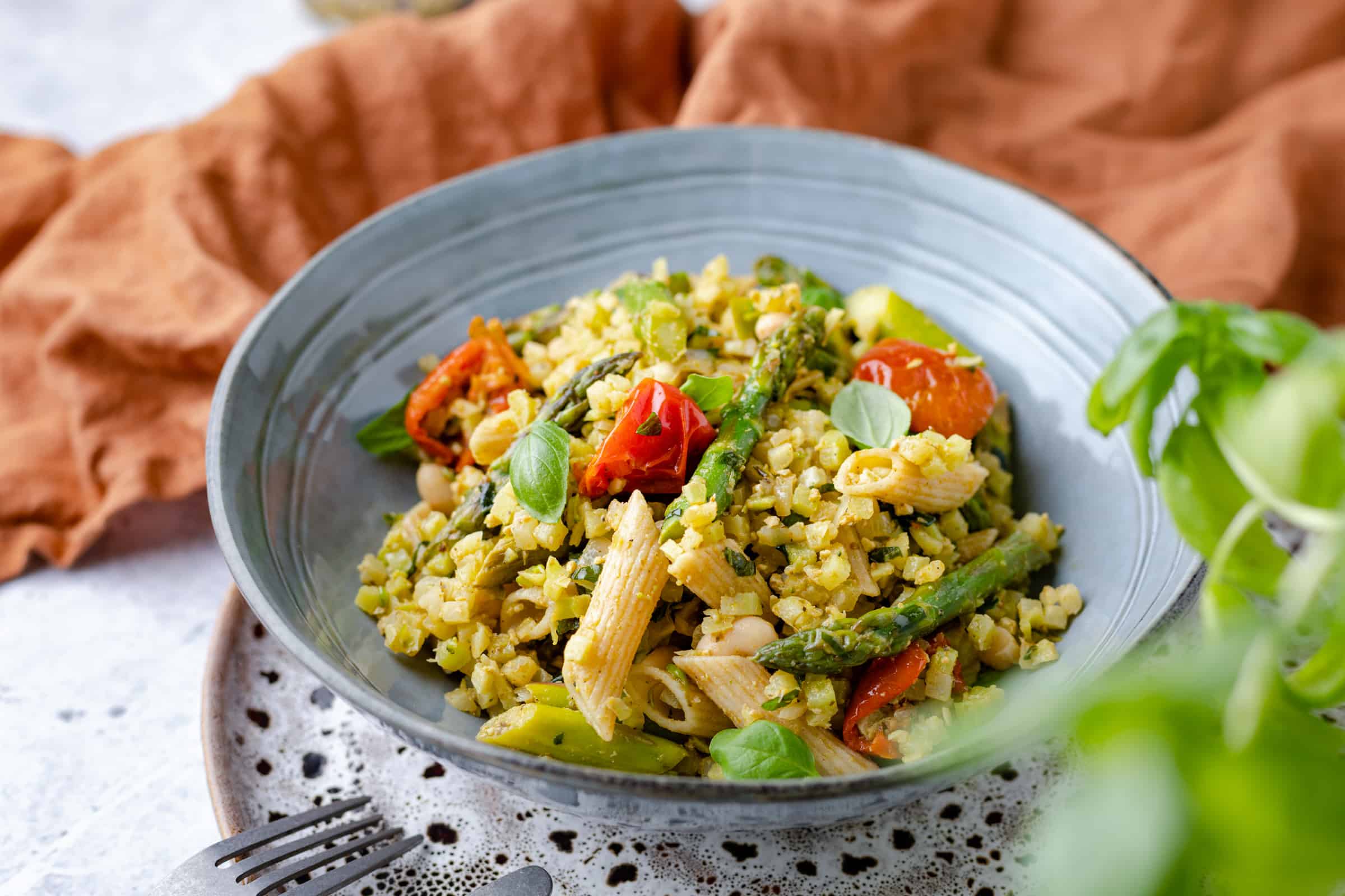 pastasalade met broccolirijst en groene asperges 1 3