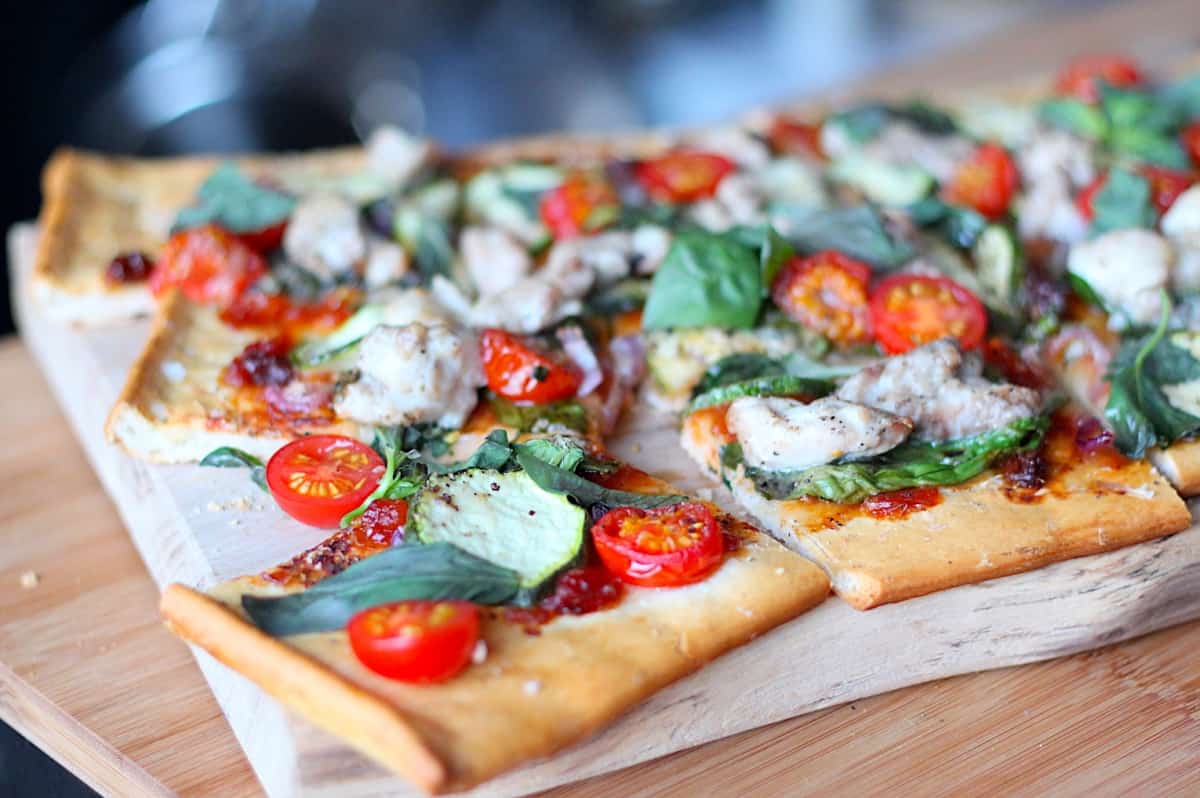 plaatpizza-met-spinazie-kip-en-parmezaanse-kaas-1