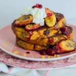 wentelteefjes van kerststol met banaan en frambozen 1 1