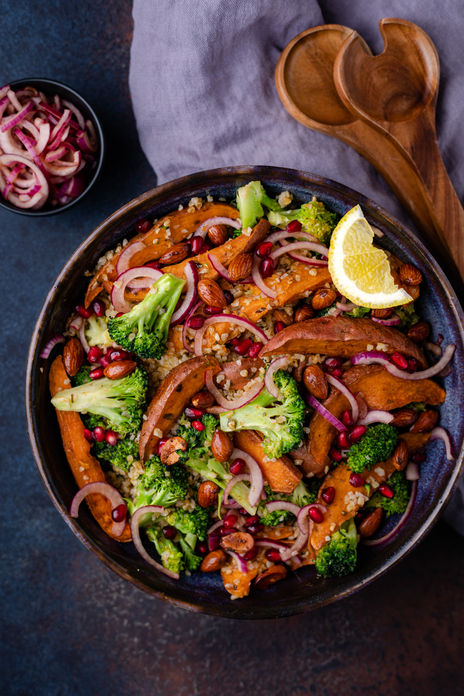 zoete aardappelsalade met broccoli bulgur en granaatappel 2