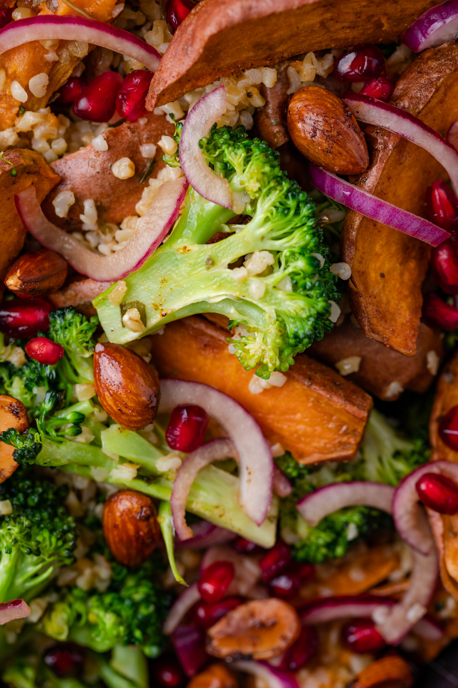 zoete aardappelsalade met broccoli bulgur en granaatappel 3