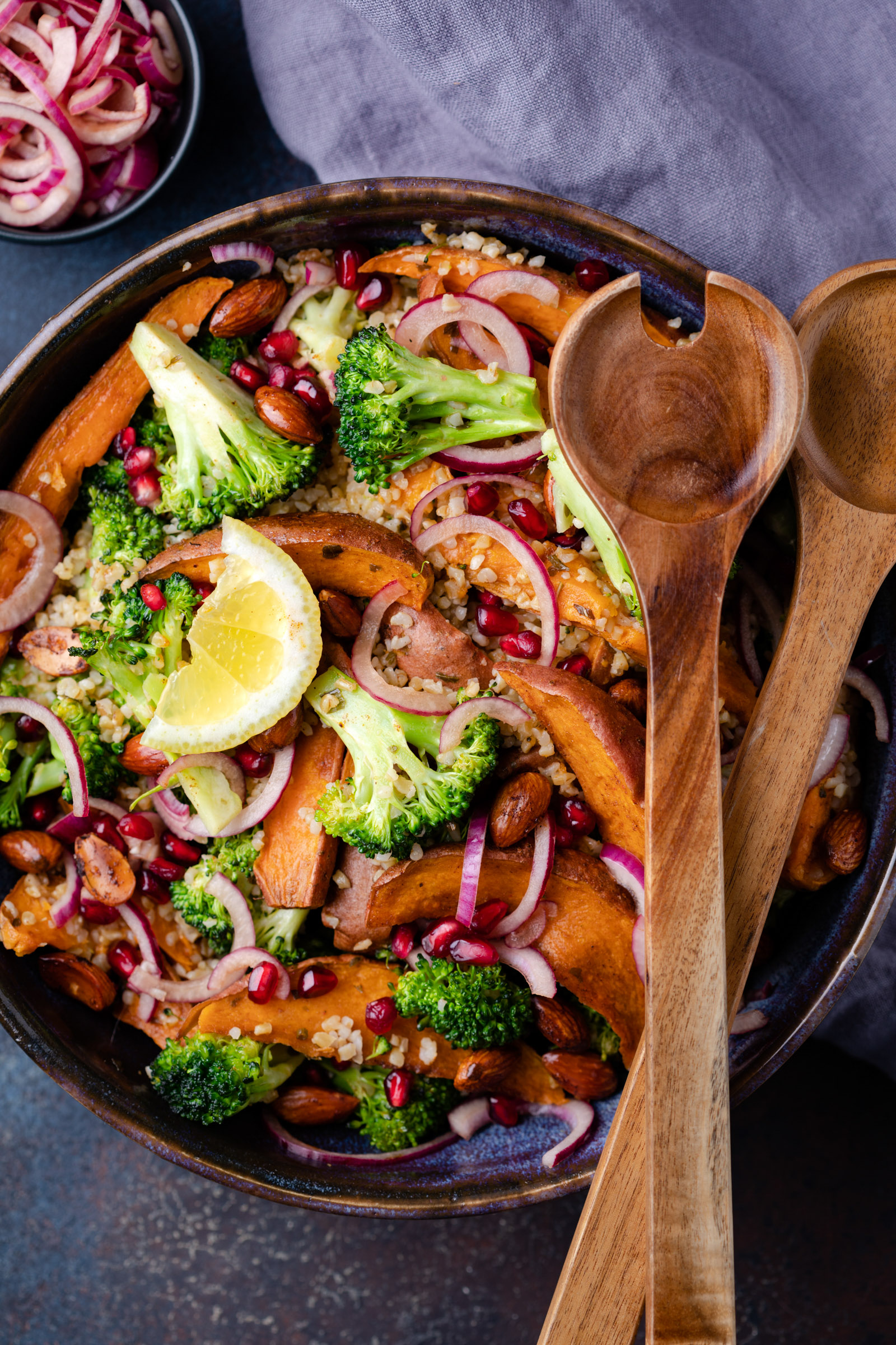 zoete aardappelsalade met broccoli bulgur en granaatappel 4
