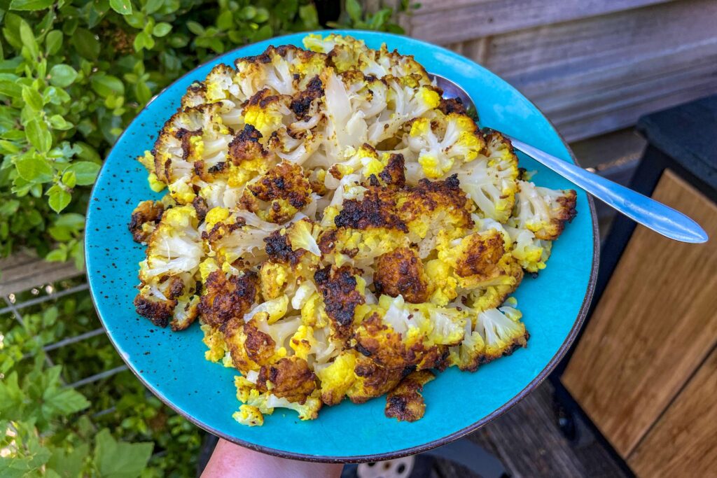 hele bloemkool van de barbecue met kerrie misoboter 1