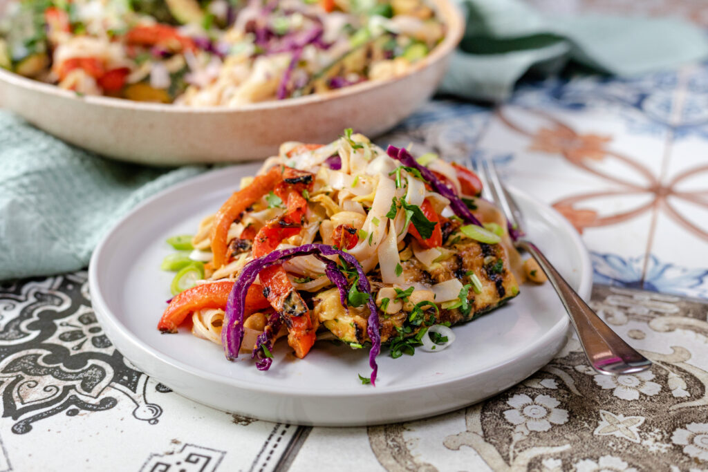 barbecuesalade met groene currydressing en noedels 1