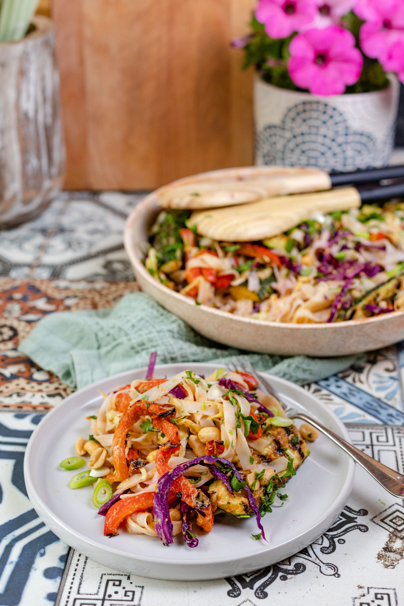 barbecuesalade met groene currydressing en noedels 2