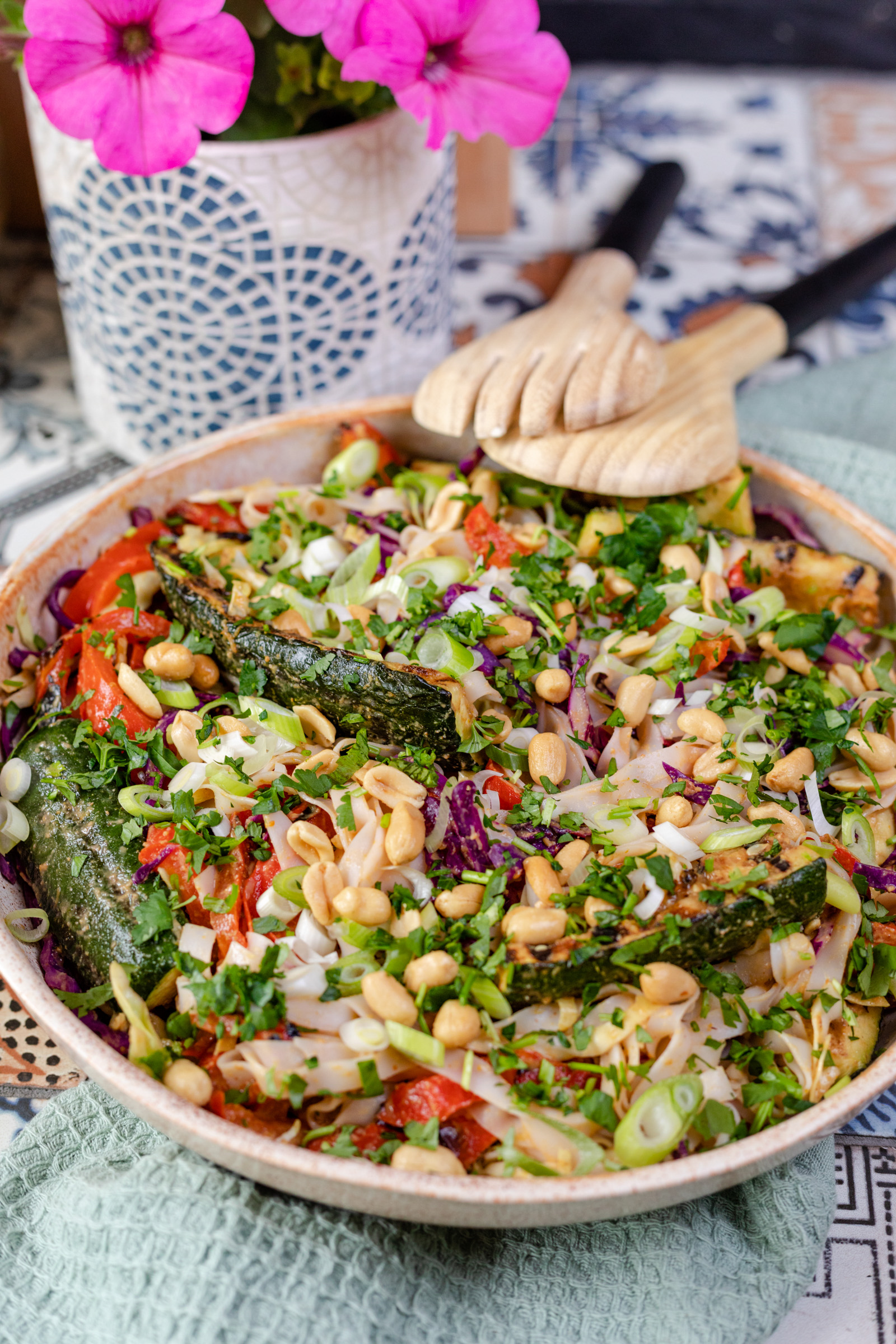 barbecuesalade met groene currydressing en noedels 3