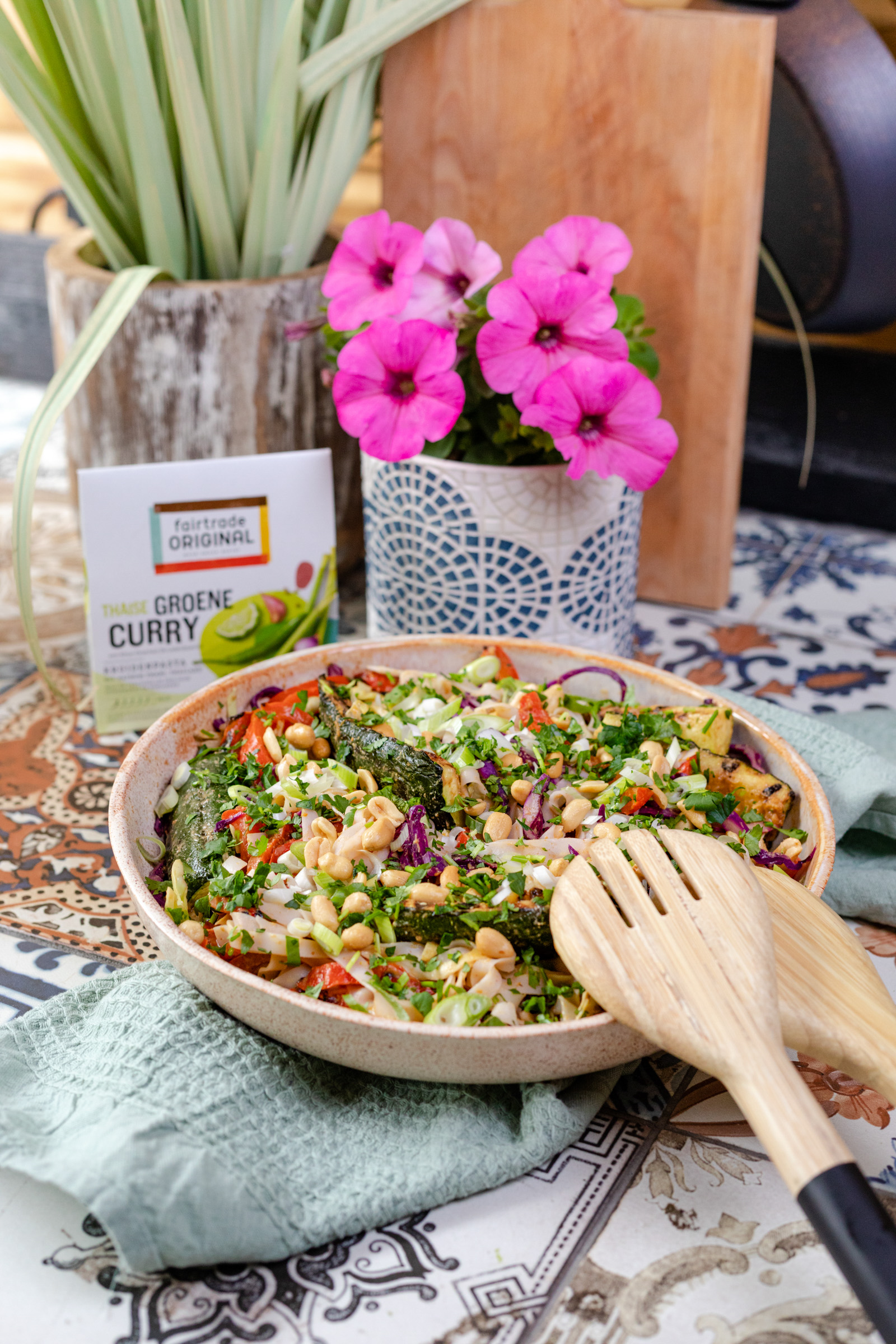 barbecuesalade met groene currydressing en noedels 5
