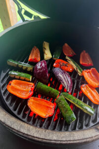barbecuesalade met groene currydressing en noedels 6