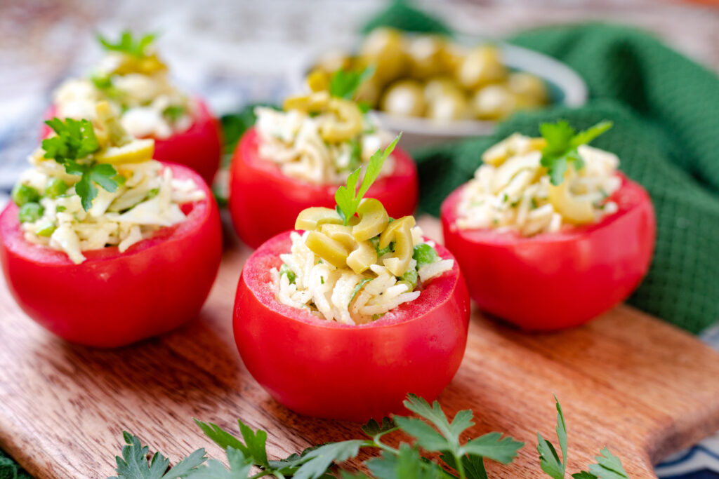 gevulde tomaten met rijstsalade en olijven 1