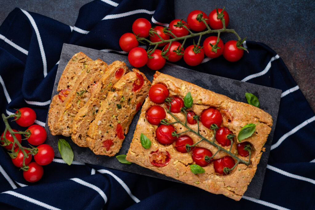 hartige groentecake met courgette en honingtomaten 1