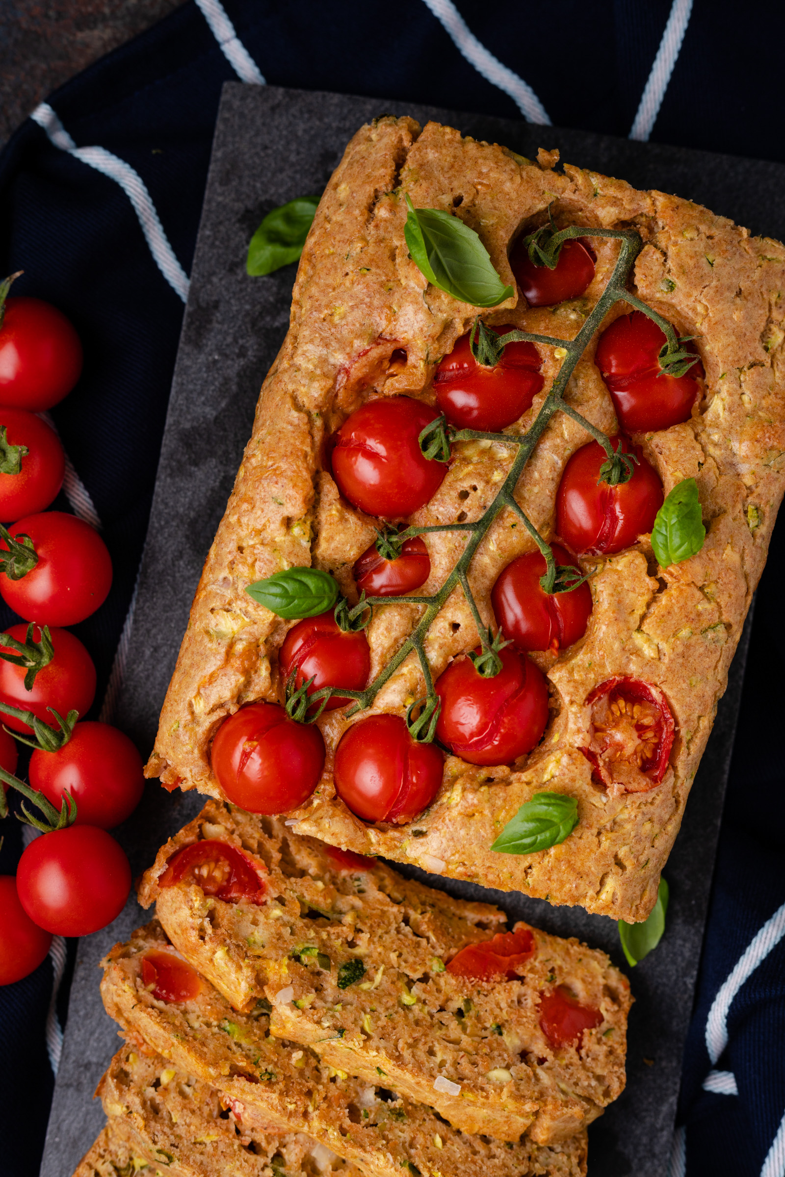 hartige groentecake met courgette en honingtomaten 2