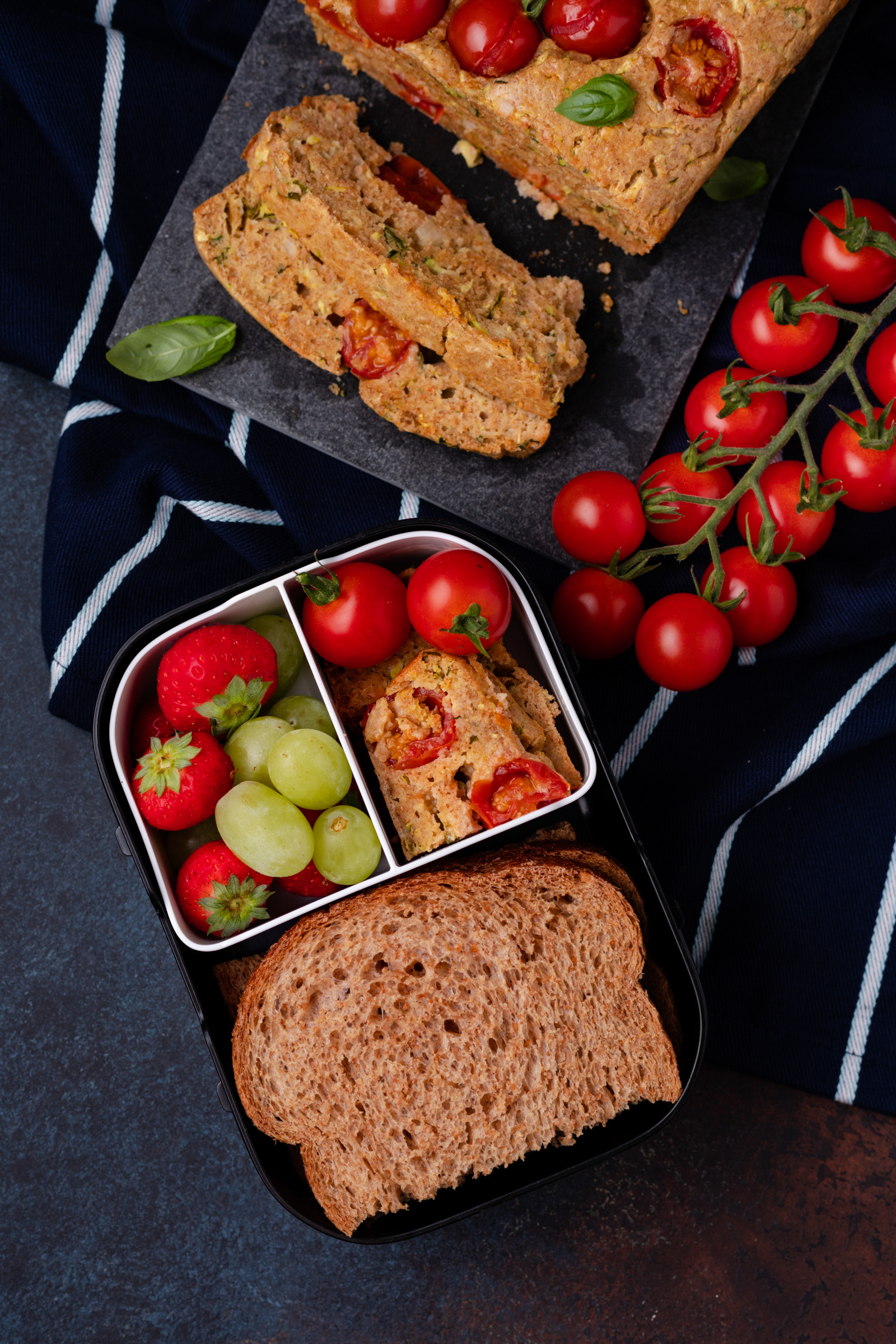 hartige groentecake met courgette en honingtomaten 4