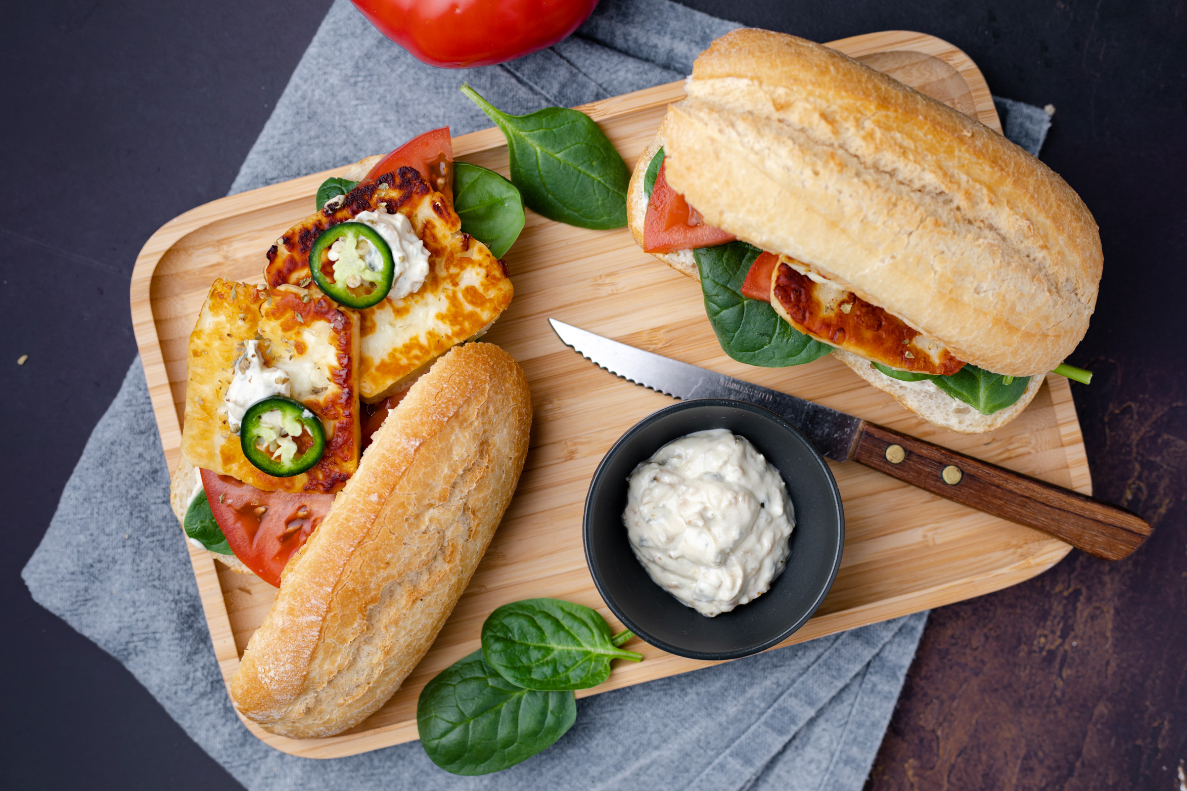 Broodje halloumi met jalapeño-sjalotspread