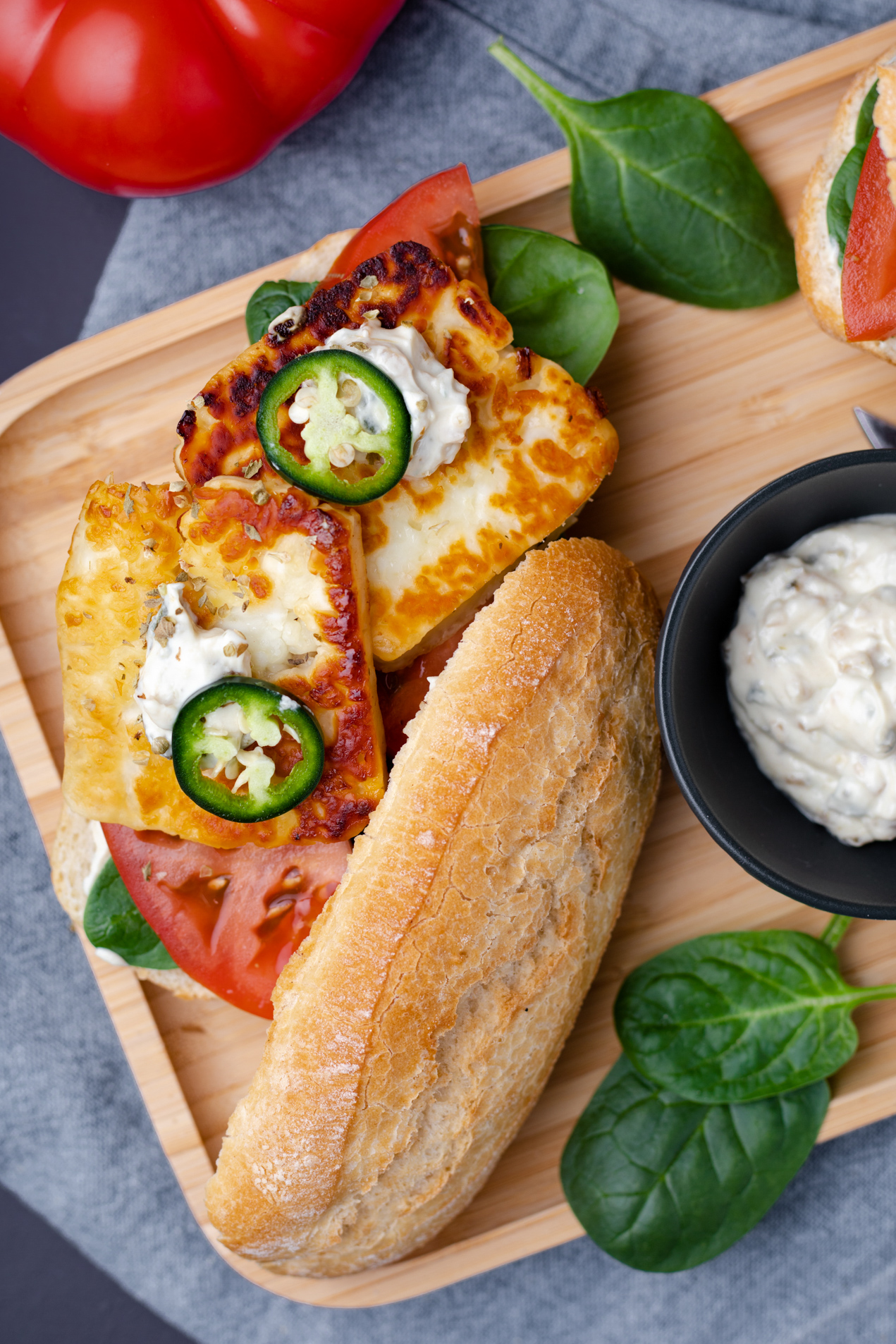broodje halloumi met jalapeno sjalotspread 4