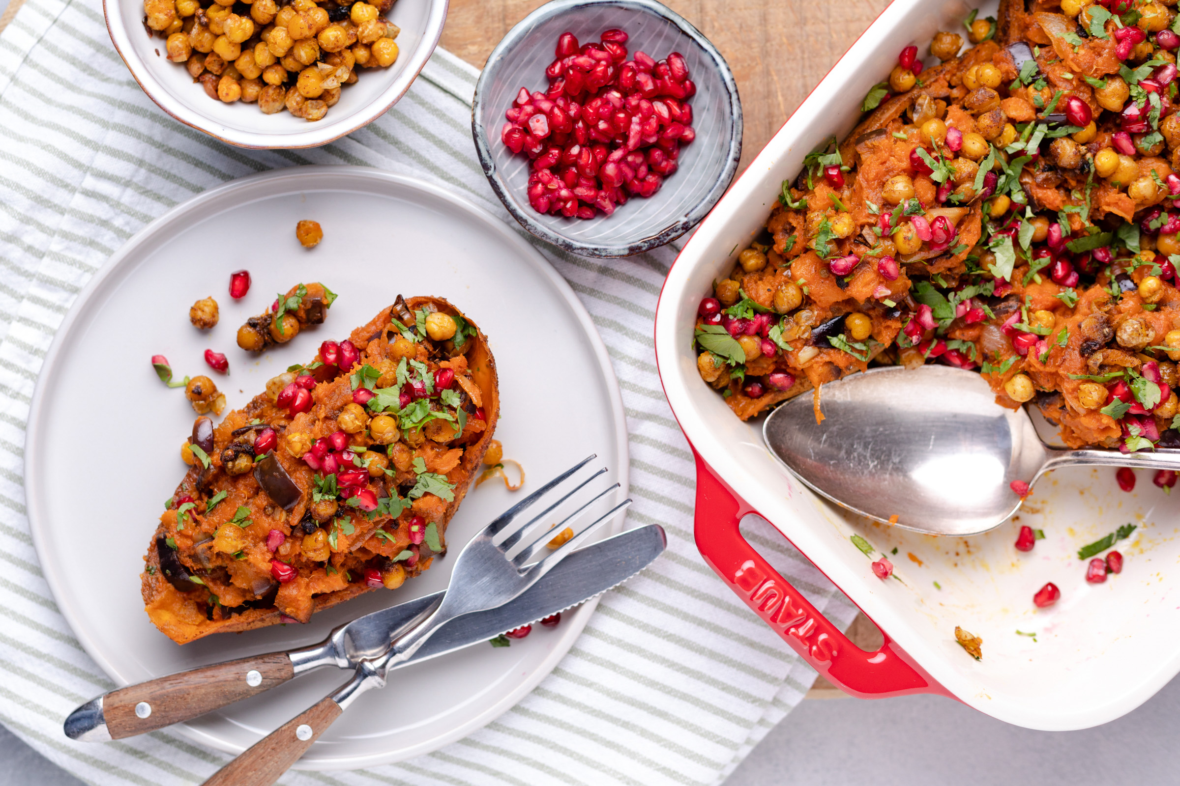 Gevulde zoete aardappels met aubergine en kikkererwten