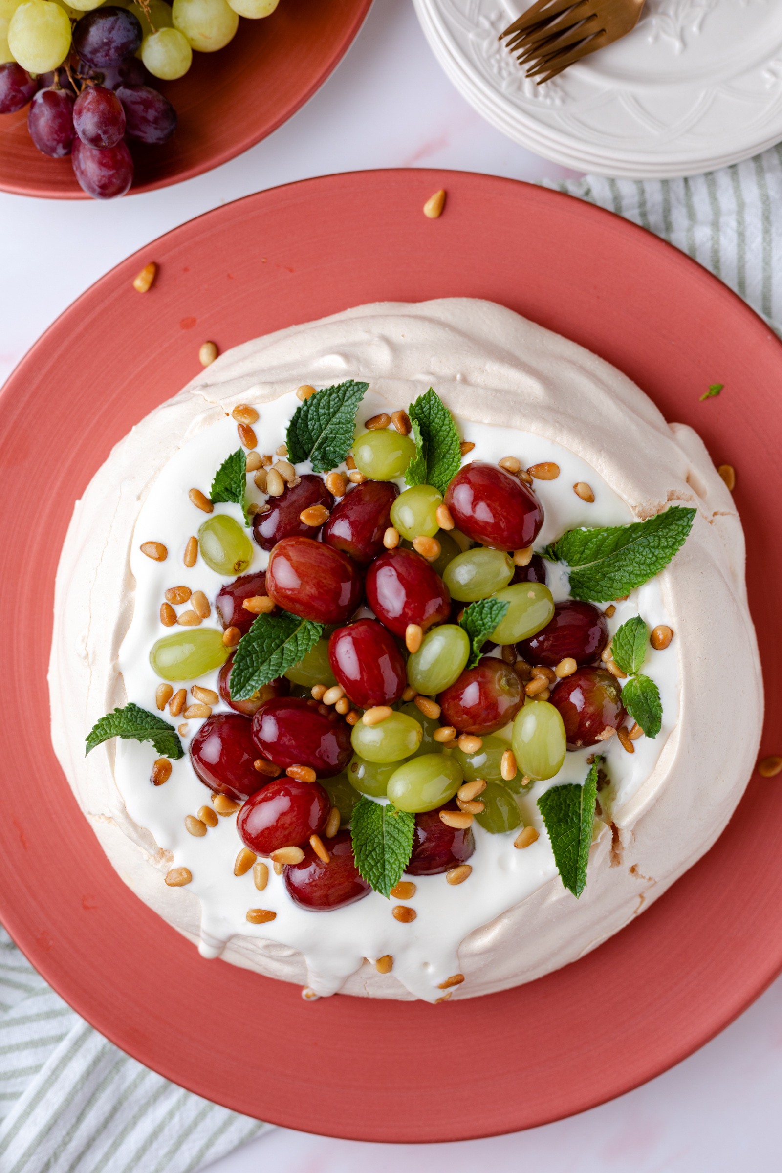 pavlova met druiven honing en pijnboompitten 2