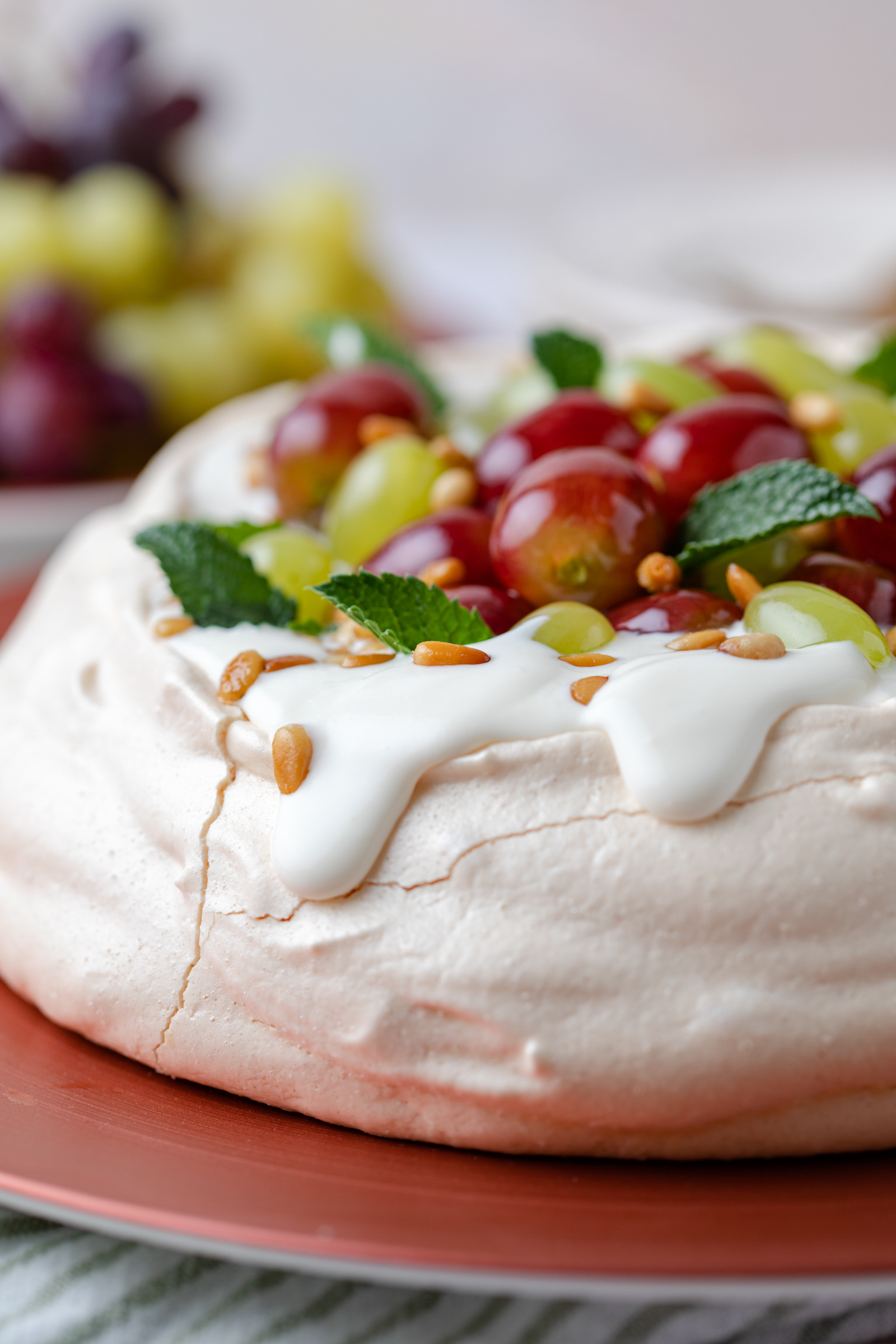 pavlova met druiven honing en pijnboompitten 4