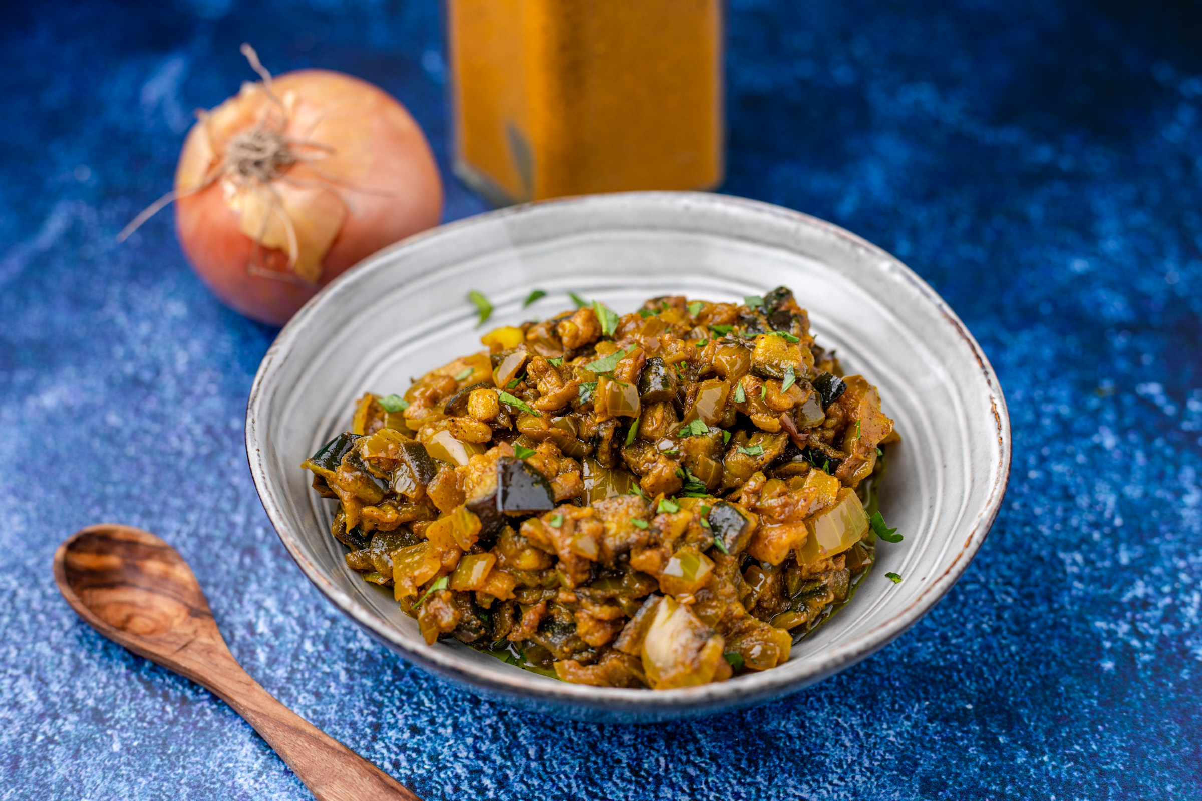 gesmoorde aubergine met masala en ui 1