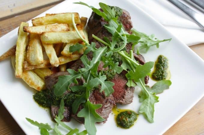 Biefstuk-met-groene-salsa-en-zoete-aardappelfriet_1