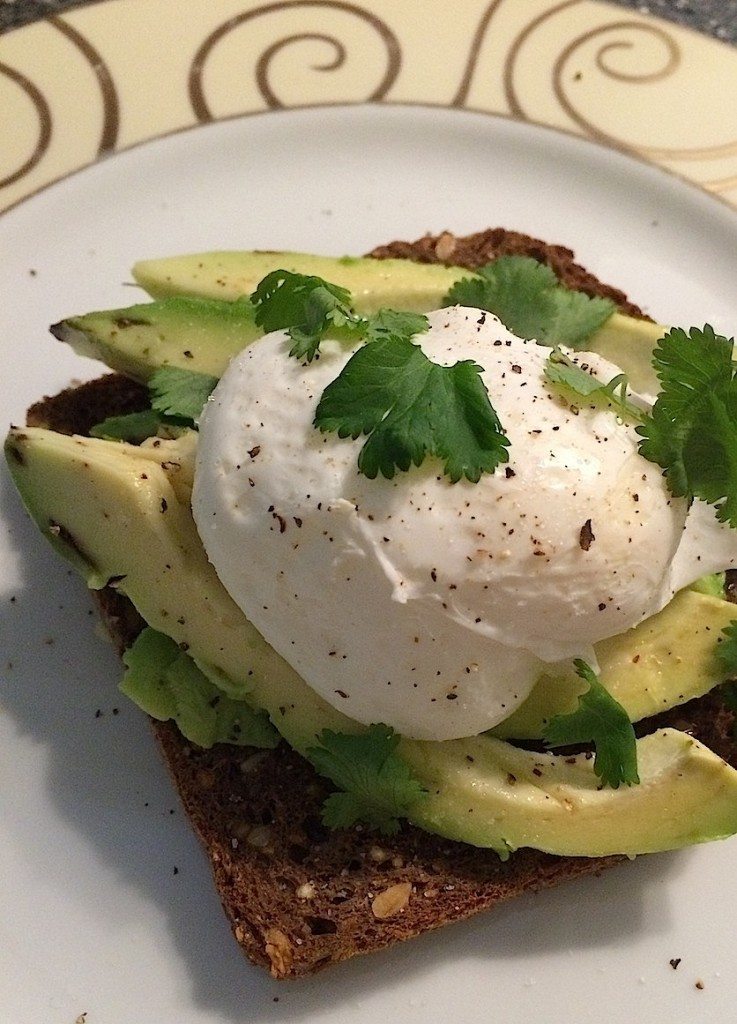 Broodje avocado met gepocheerd ei maken