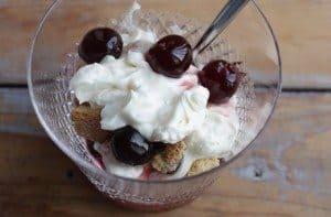 Dessert van rijst met amarene kersen en cantuccini koekjes_1