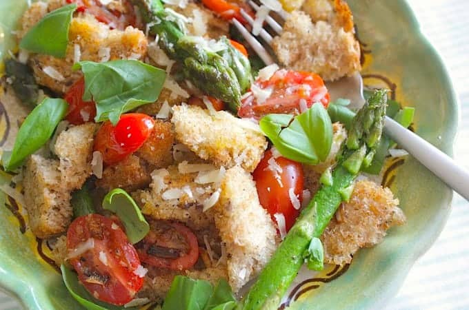 Francesca-Kookt_gebakken-panzanella-met-groene-asperges_1_uitgelicht-680x450