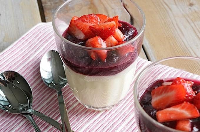 Francesca-Kookt_panna-cotta-met-rabarber-en-aardbei_1_uitgelicht