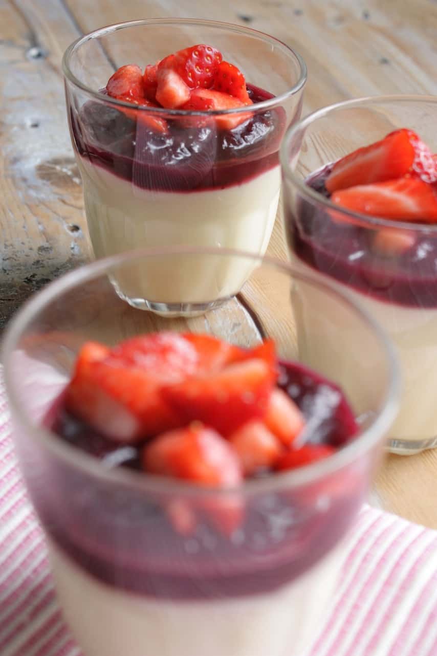 Francesca Kookt_panna cotta met rabarber en aardbei_3