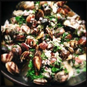 Gebakken vongole met knoflook, sjalot en kruiden