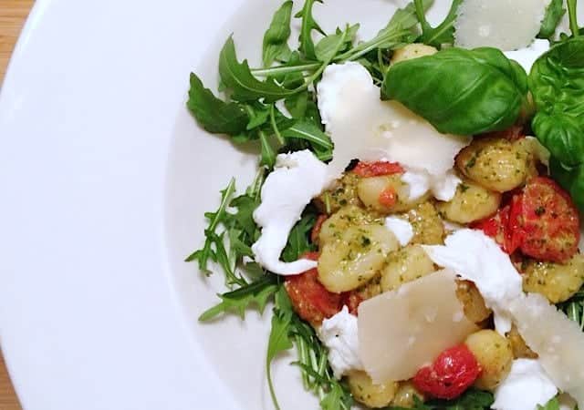 Gnocchi-met-pesto-tomaat-mozzarella-en-parmigiano-640x450