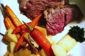 Groot-stuk-vlees-met-kerstmis_Lamsbout-en-groenten-uit-de-oven5-640x450