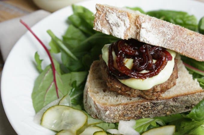 Hellmanns-gorgonzola-burger-met-gekarameliseerde-rode-ui_1