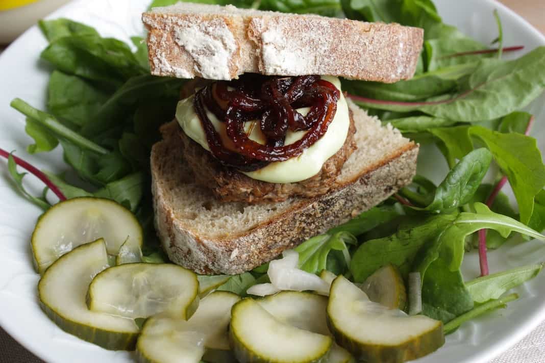 Hellmann's gorgonzola burger met gekarameliseerde rode ui_3