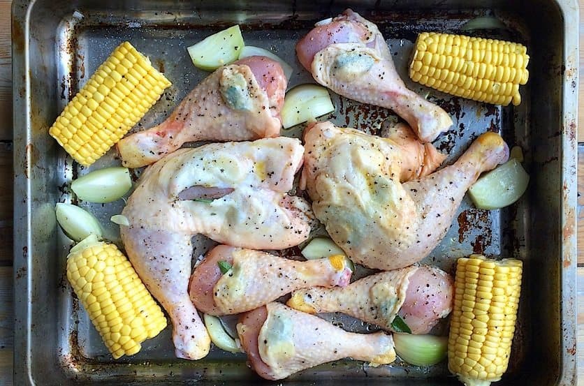 Kip uit de oven met salie, mais en ui