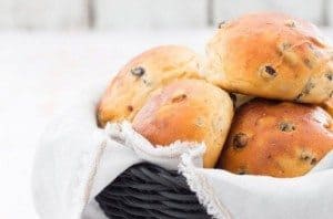Krentenbollen-uit-Brood-uit-egen-oven_1-680x450