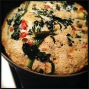 Omelet met sjalot, paprika en broccoli scheuten1