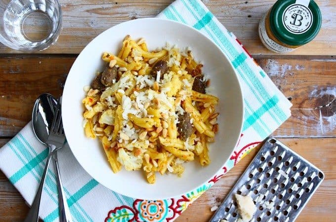 Pasta_met_bloemkool_worst_en_pesto_giallo_1-680x450