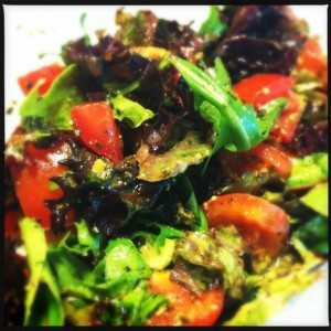 Salade met 2 soorten tomaten en pesto