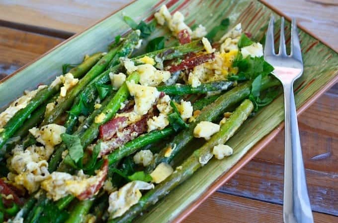 Salade-met-groene-asperges_ei_blauwe-kaas_1-680x450