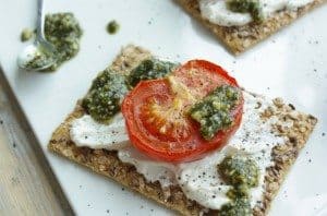 Speltcrackers-met-tomaat-ricotta-en-pesto_1-680x450