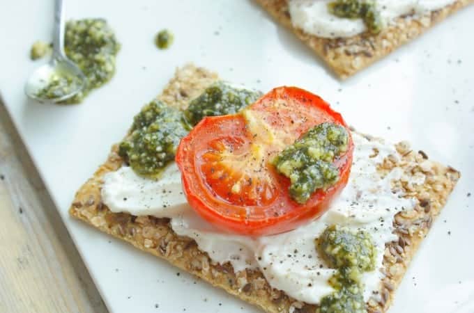 Speltcrackers-met-tomaat-ricotta-en-pesto_1-680x450