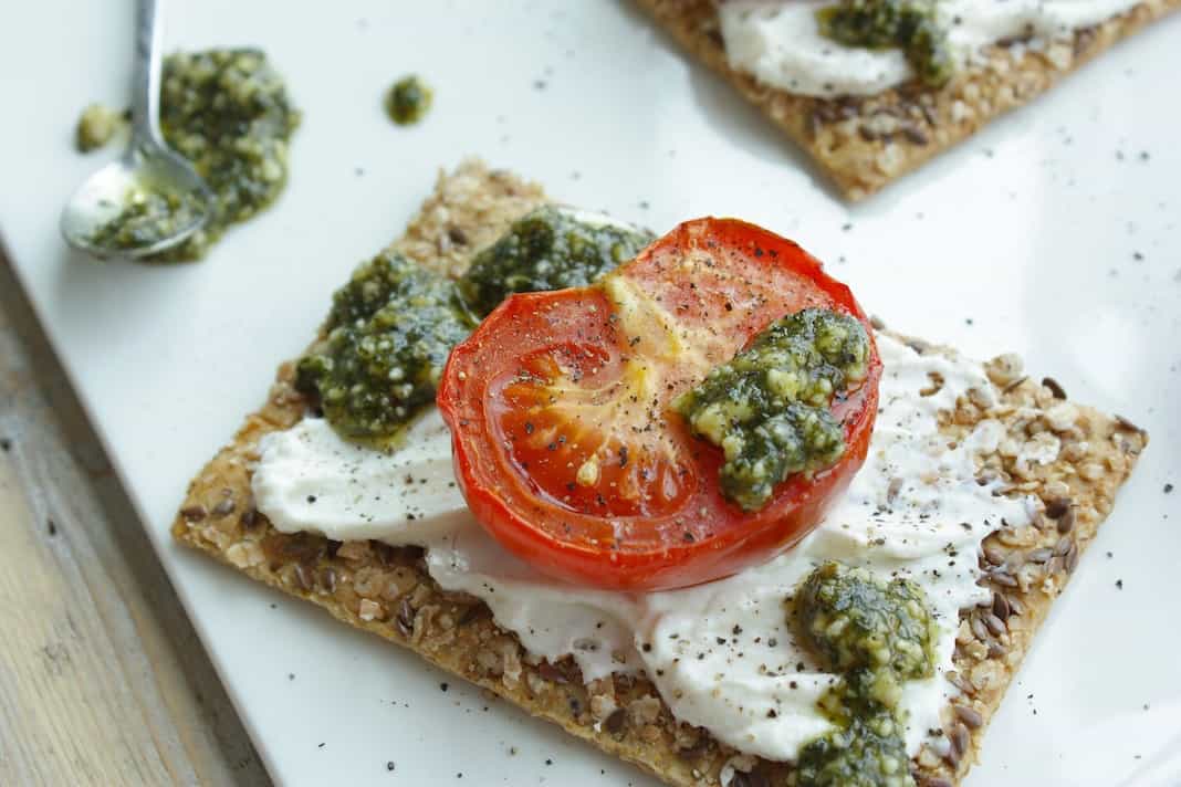 Speltcrackers met tomaat, ricotta en pesto_1